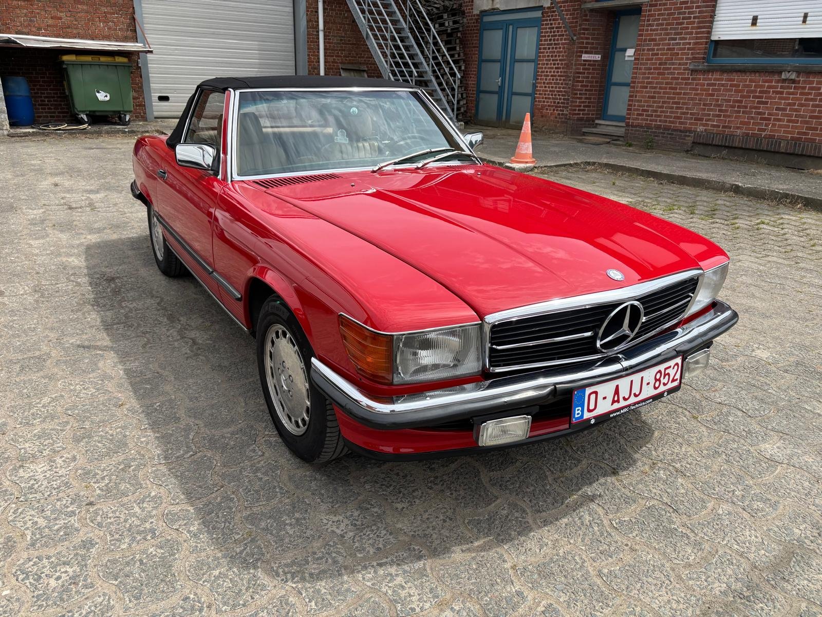 Mercedes-Benz 560 SL (1986) – Concoursstaat - €43 000 - Afbeelding 18